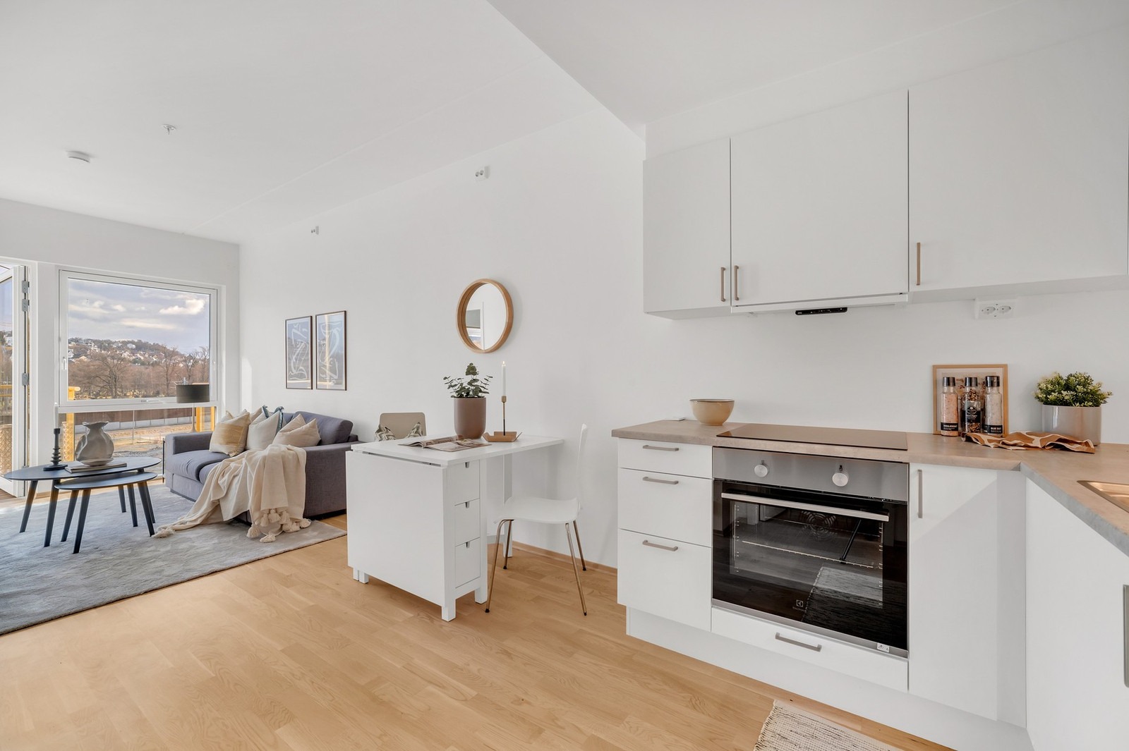 Lilleby er et nytt boligområde mellom Solsiden og Lade. Her har du flere parker og ingen biltrafikk inne på området. Umiddelbar nærhet til tre matbutikker samt City Lade. Sistnevnte er et stort kjøpesenter med et stort utvalg butikker.